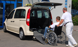 Foto - Rollstuhl-Transport im KRANKENMOBIL