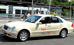 Foto - Gast steigt ins Taxi